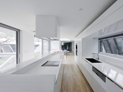 A Unique Contemporary Home with Large Courtyard and Cantilevered Roof in Seongnam by IROJE KHM Architects (16)