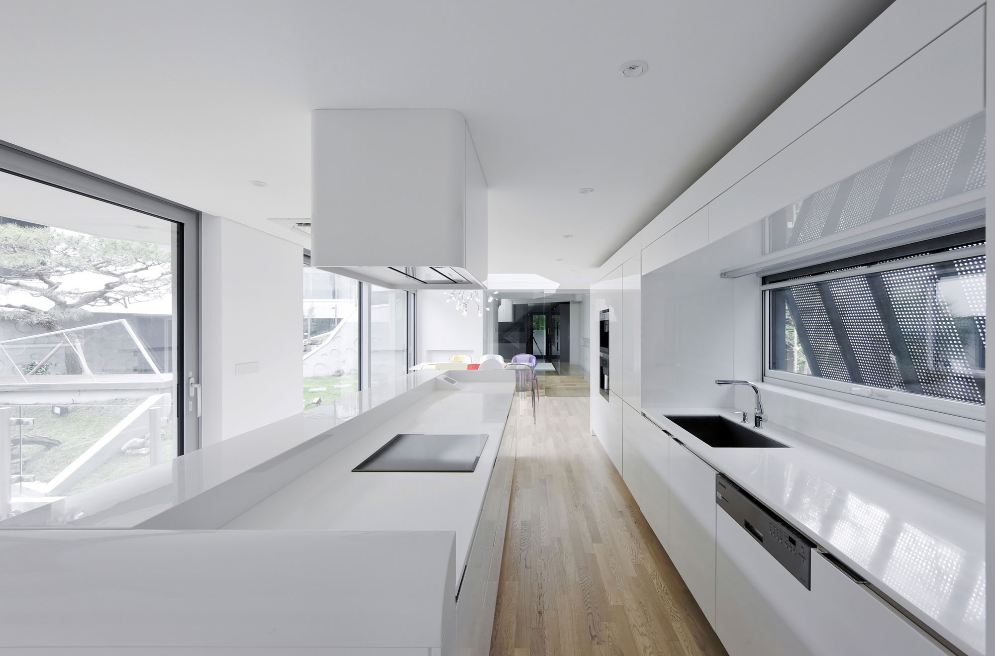A Unique Contemporary Home with Large Courtyard and Cantilevered Roof in Seongnam by IROJE KHM Architects (16)
