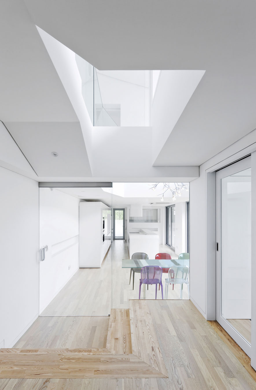 A Unique Contemporary Home with Large Courtyard and Cantilevered Roof in Seongnam by IROJE KHM Architects (17)