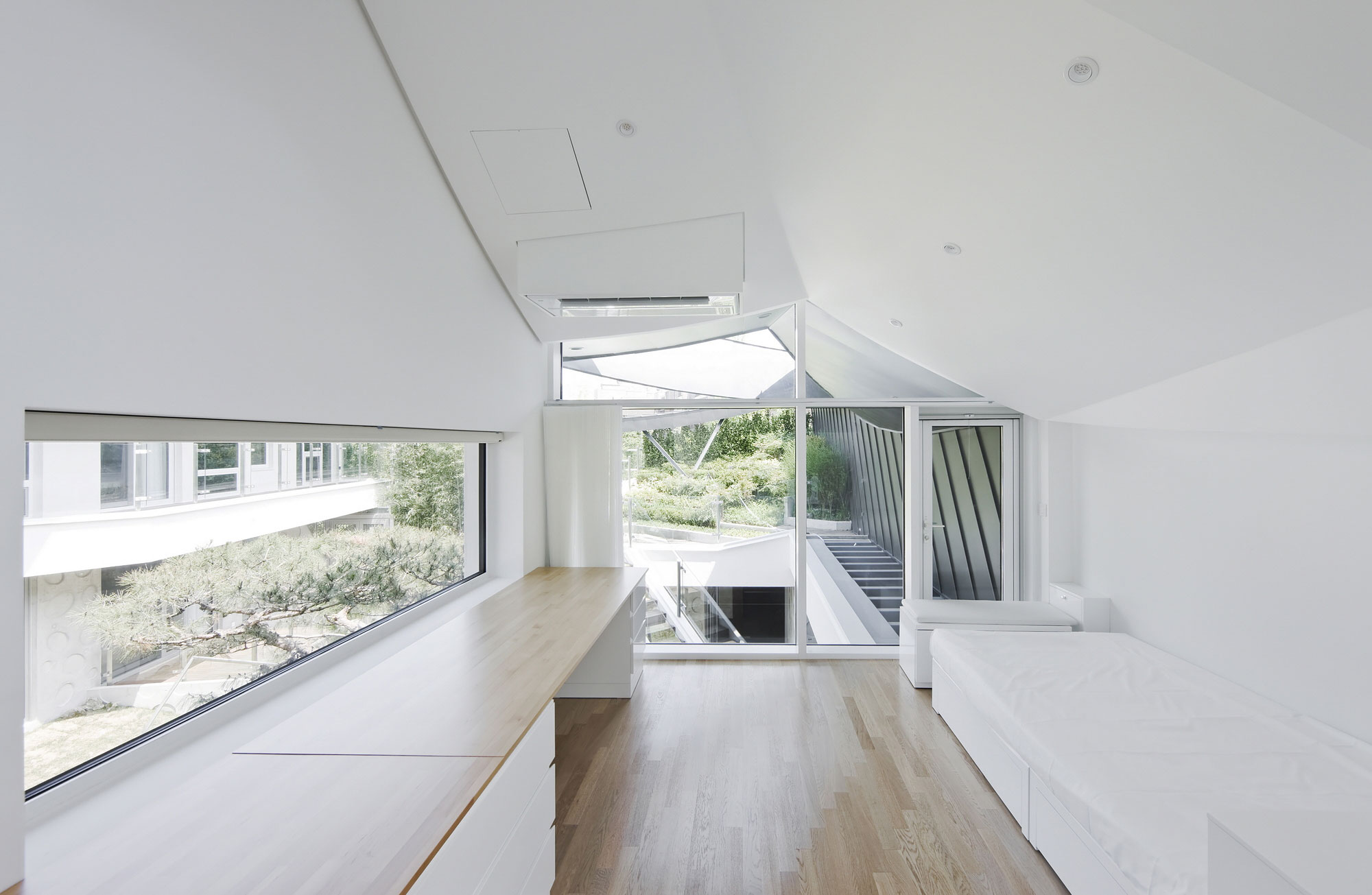 A Unique Contemporary Home with Large Courtyard and Cantilevered Roof in Seongnam by IROJE KHM Architects (19)