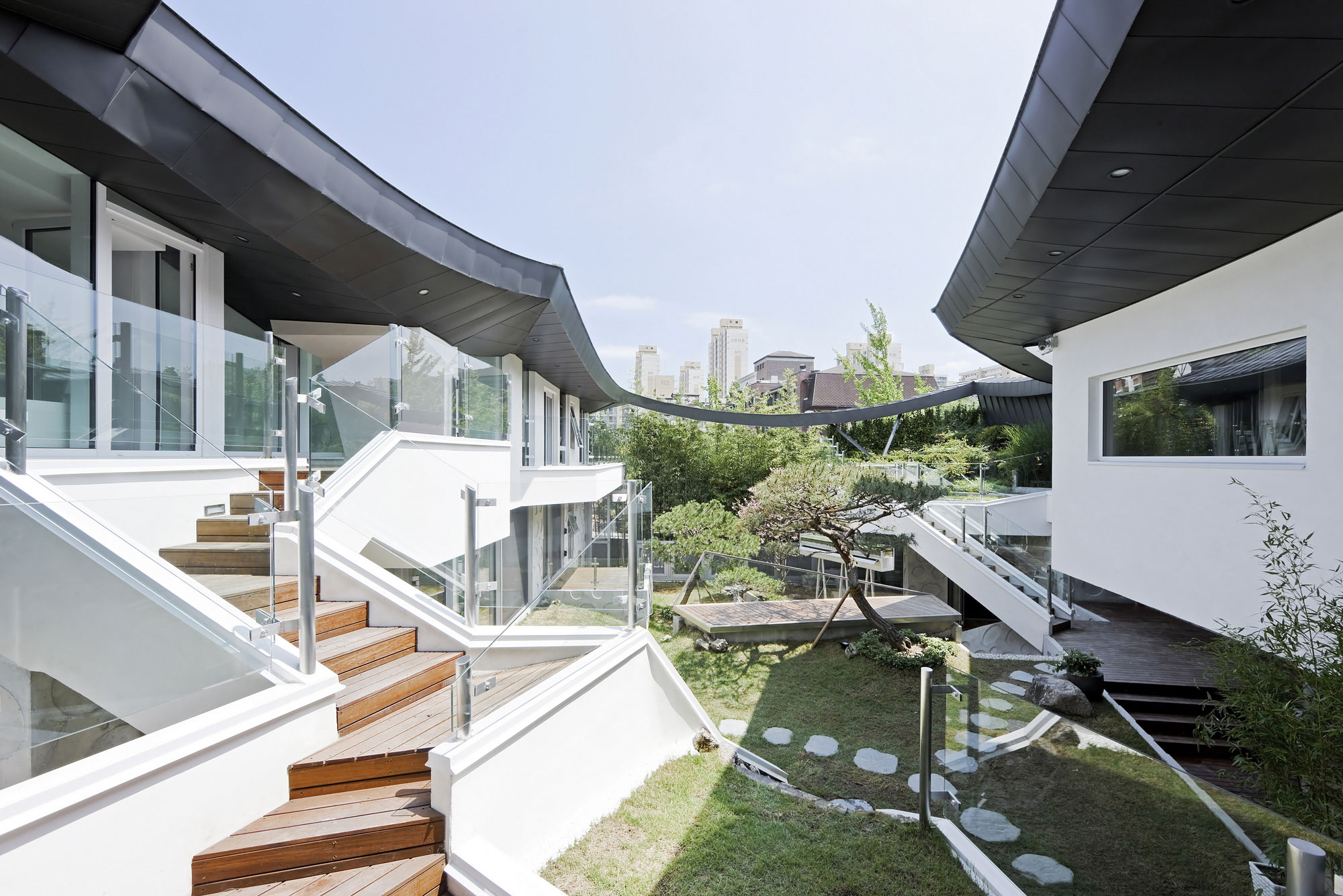 A Unique Contemporary Home with Large Courtyard and Cantilevered Roof in Seongnam by IROJE KHM Architects (2)