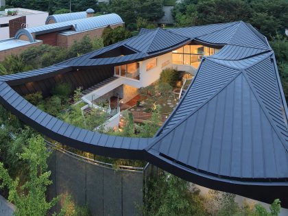 A Unique Contemporary Home with Large Courtyard and Cantilevered Roof in Seongnam by IROJE KHM Architects (21)