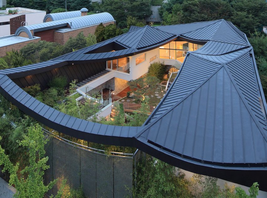 A Unique Contemporary Home with Large Courtyard and Cantilevered Roof in Seongnam by IROJE KHM Architects (21)