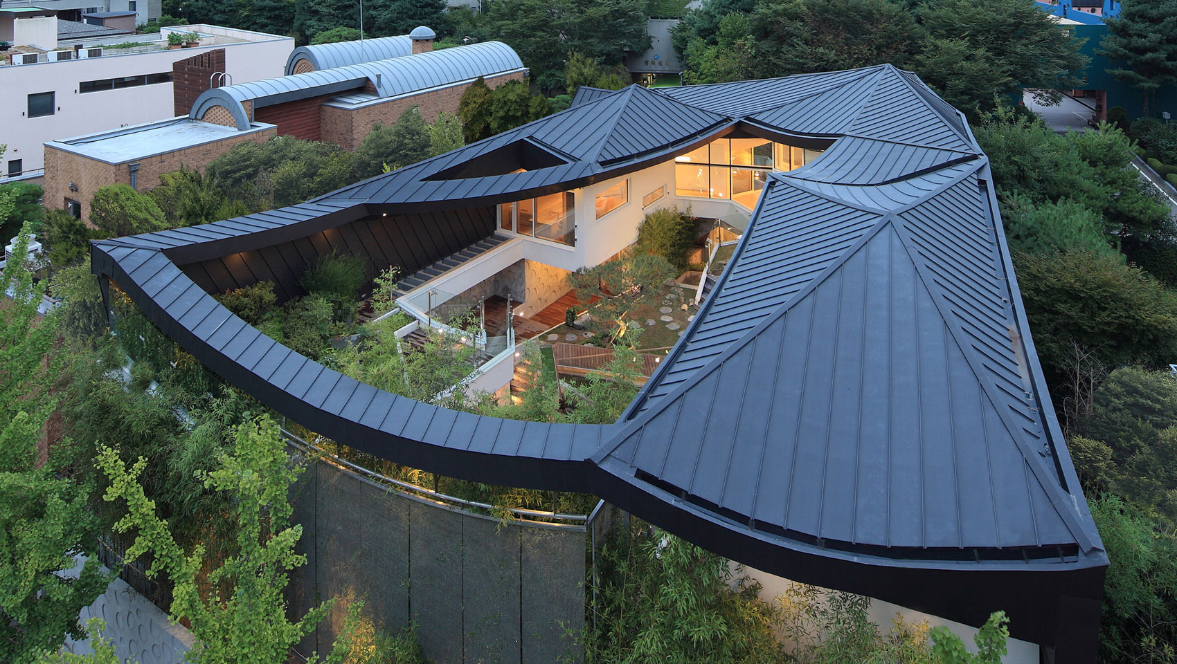 A Unique Contemporary Home with Large Courtyard and Cantilevered Roof in Seongnam by IROJE KHM Architects (21)