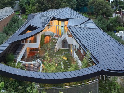 A Unique Contemporary Home with Large Courtyard and Cantilevered Roof in Seongnam by IROJE KHM Architects (22)