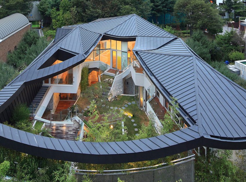 A Unique Contemporary Home with Large Courtyard and Cantilevered Roof in Seongnam by IROJE KHM Architects (22)