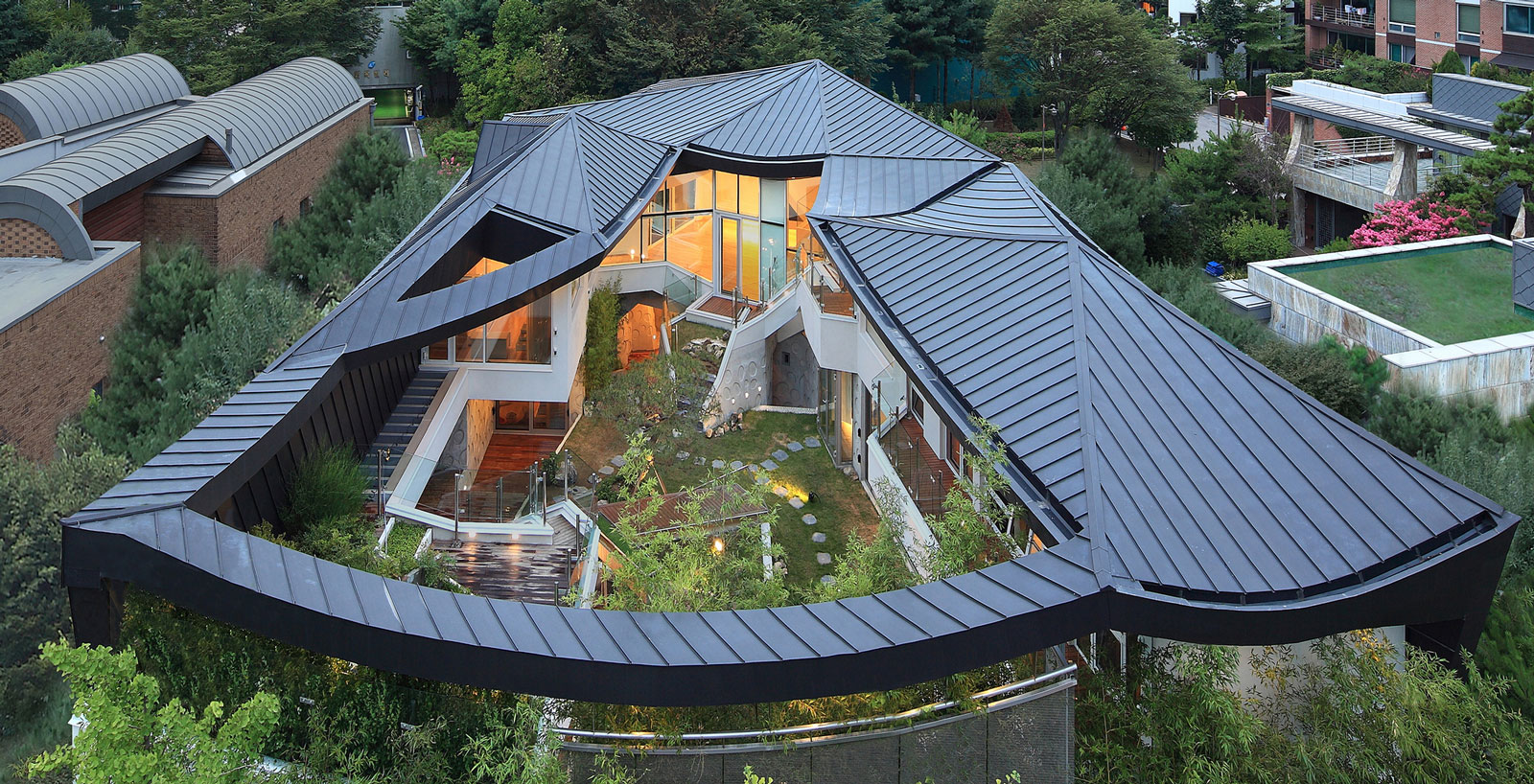A Unique Contemporary Home with Large Courtyard and Cantilevered Roof in Seongnam by IROJE KHM Architects (22)