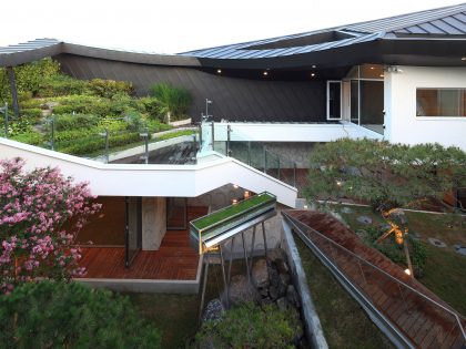 A Unique Contemporary Home with Large Courtyard and Cantilevered Roof in Seongnam by IROJE KHM Architects (23)