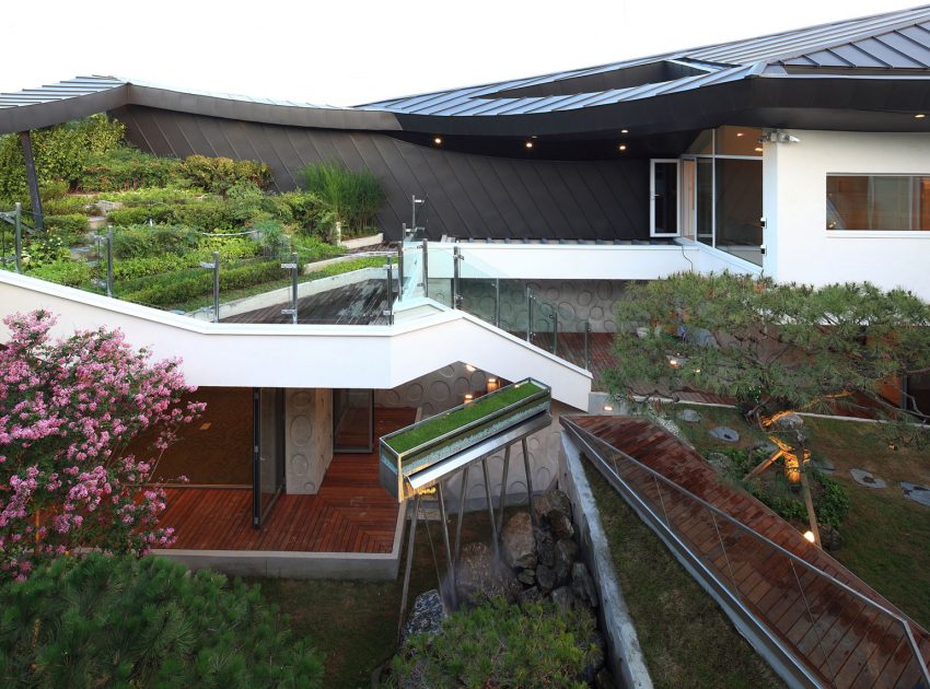 A Unique Contemporary Home with Large Courtyard and Cantilevered Roof in Seongnam by IROJE KHM Architects (23)