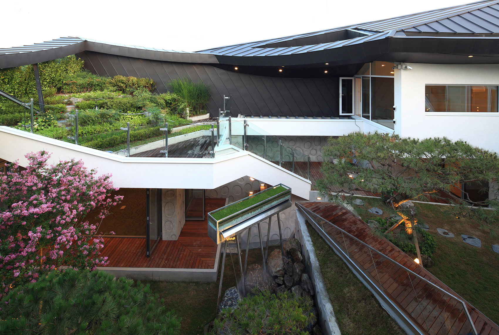 A Unique Contemporary Home with Large Courtyard and Cantilevered Roof in Seongnam by IROJE KHM Architects (23)