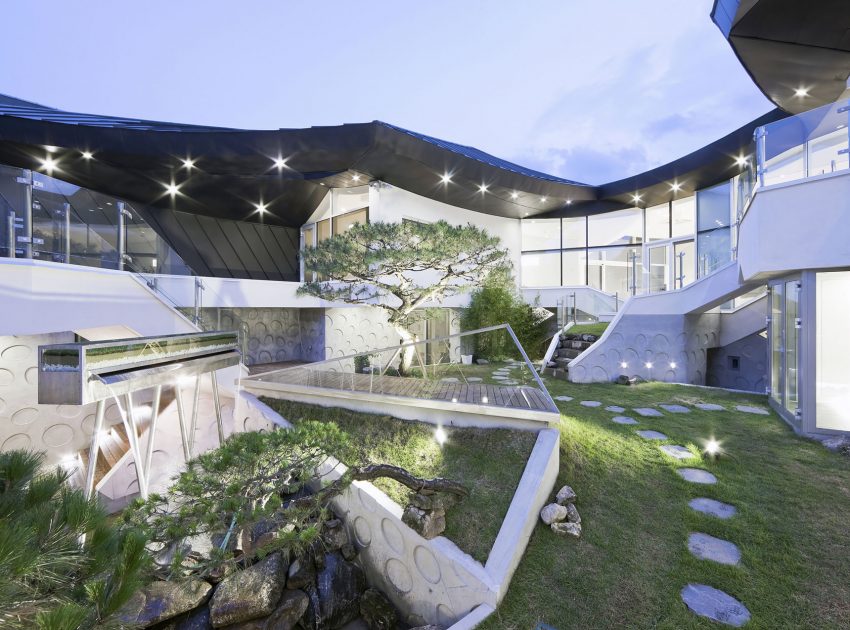 A Unique Contemporary Home with Large Courtyard and Cantilevered Roof in Seongnam by IROJE KHM Architects (24)