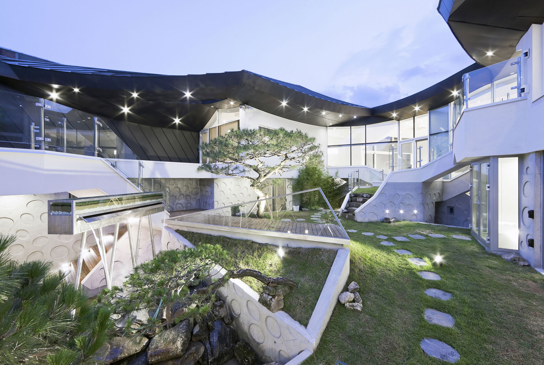 A Unique Contemporary Home with Large Courtyard and Cantilevered Roof in Seongnam by IROJE KHM Architects (24)