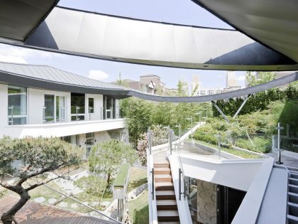 A Unique Contemporary Home with Large Courtyard and Cantilevered Roof in Seongnam by IROJE KHM Architects (3)