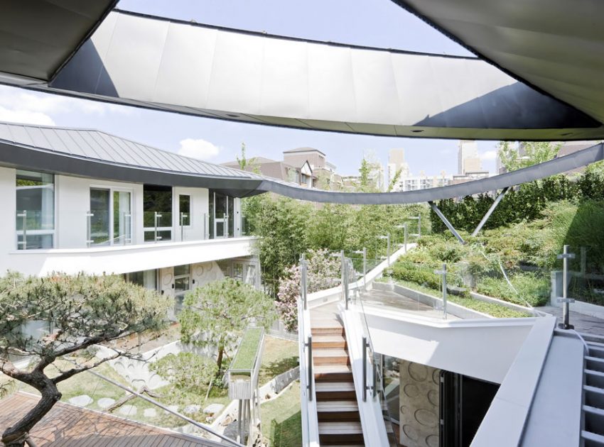 A Unique Contemporary Home with Large Courtyard and Cantilevered Roof in Seongnam by IROJE KHM Architects (3)