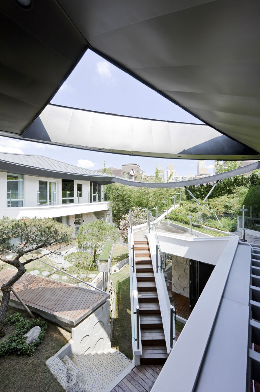 A Unique Contemporary Home with Large Courtyard and Cantilevered Roof in Seongnam by IROJE KHM Architects (3)