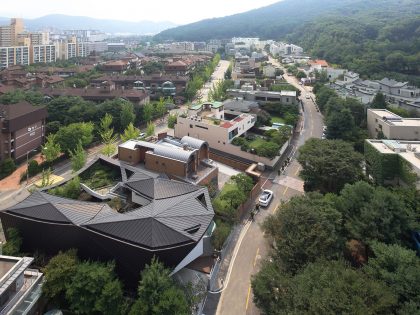 A Unique Contemporary Home with Large Courtyard and Cantilevered Roof in Seongnam by IROJE KHM Architects (4)