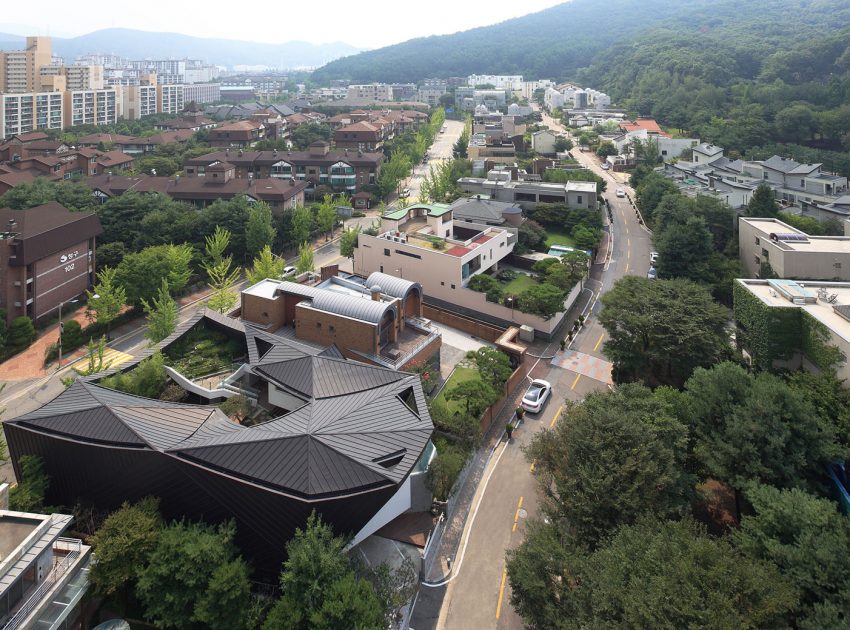 A Unique Contemporary Home with Large Courtyard and Cantilevered Roof in Seongnam by IROJE KHM Architects (4)