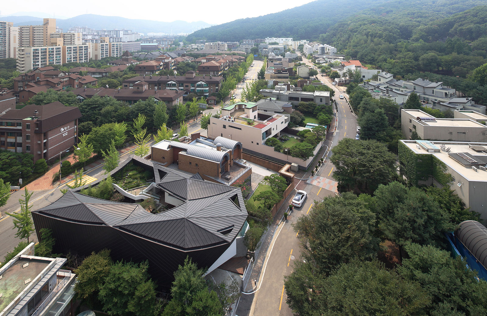A Unique Contemporary Home with Large Courtyard and Cantilevered Roof in Seongnam by IROJE KHM Architects (4)