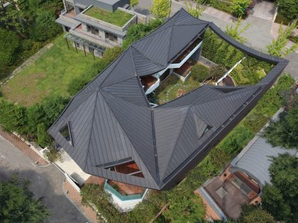 A Unique Contemporary Home with Large Courtyard and Cantilevered Roof in Seongnam by IROJE KHM Architects (5)