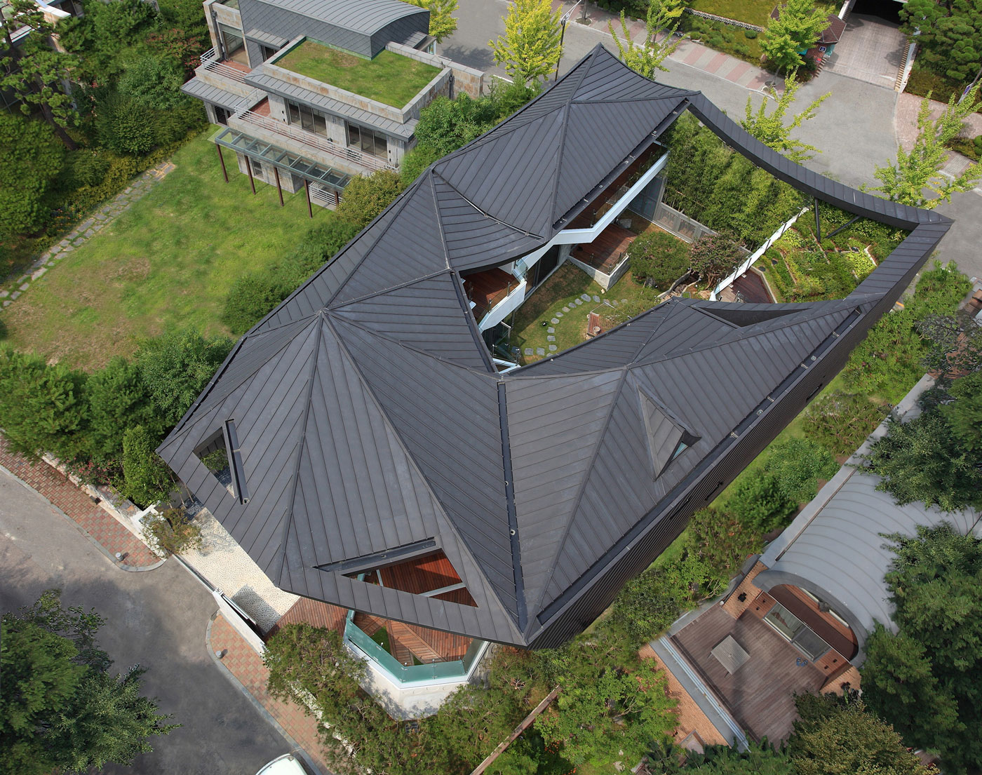 A Unique Contemporary Home with Large Courtyard and Cantilevered Roof in Seongnam by IROJE KHM Architects (5)