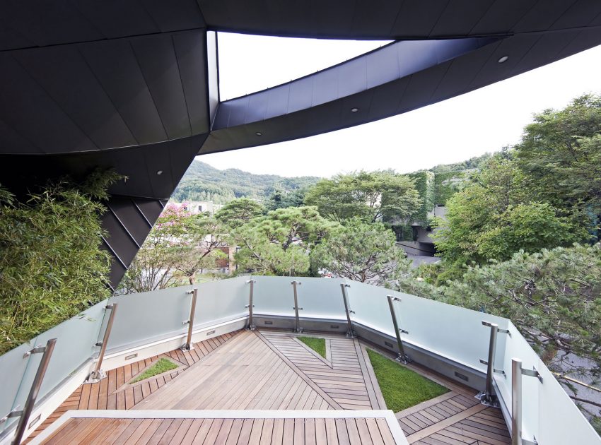 A Unique Contemporary Home with Large Courtyard and Cantilevered Roof in Seongnam by IROJE KHM Architects (6)