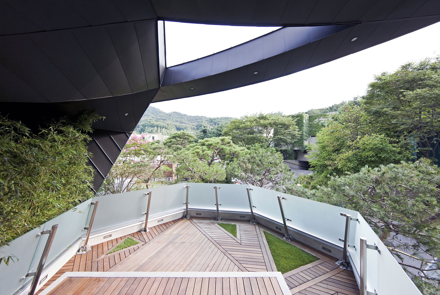 A Unique Contemporary Home with Large Courtyard and Cantilevered Roof in Seongnam by IROJE KHM Architects (6)