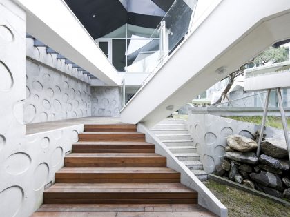 A Unique Contemporary Home with Large Courtyard and Cantilevered Roof in Seongnam by IROJE KHM Architects (7)