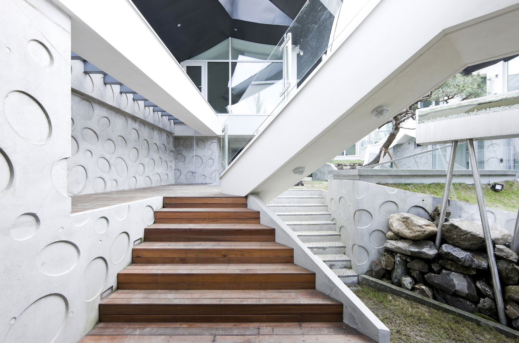 A Unique Contemporary Home with Large Courtyard and Cantilevered Roof in Seongnam by IROJE KHM Architects (7)