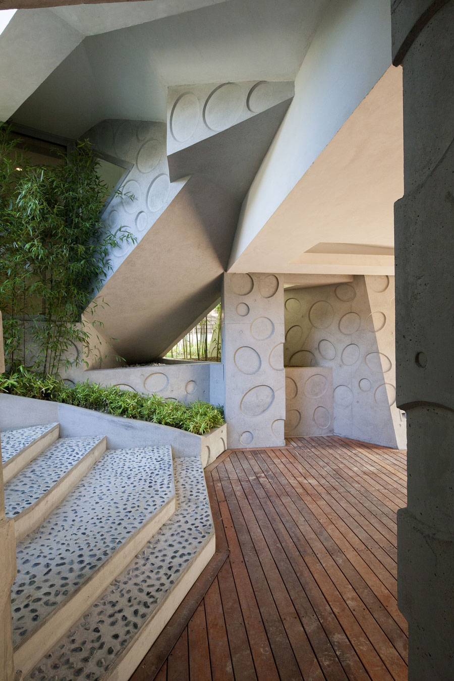A Unique Contemporary Home with Large Courtyard and Cantilevered Roof in Seongnam by IROJE KHM Architects (8)
