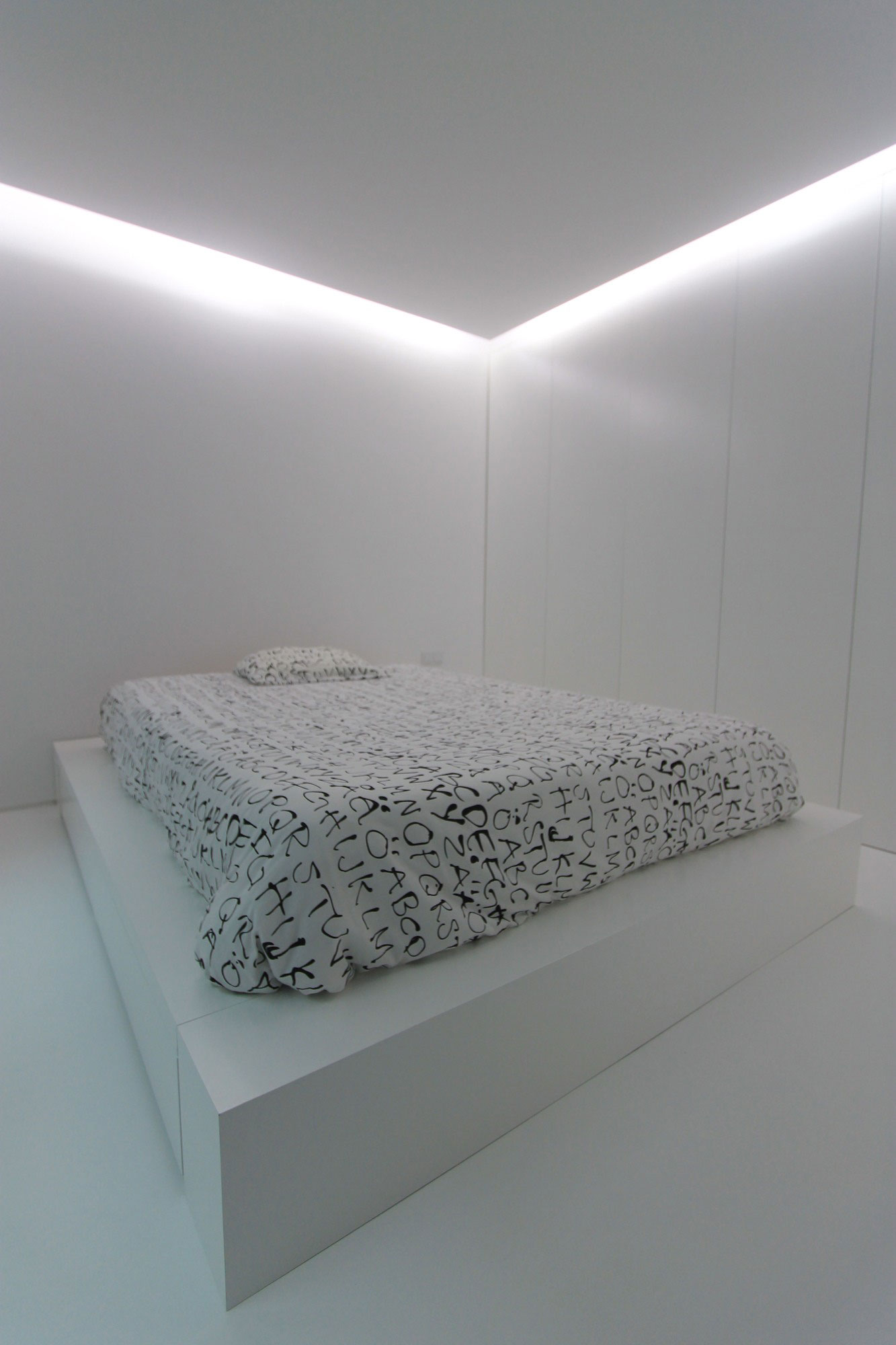 A Unique Minimalist Home with Neutral Colors and Industrial Materials in Espinho, Portugal by Pedro Brito (20)