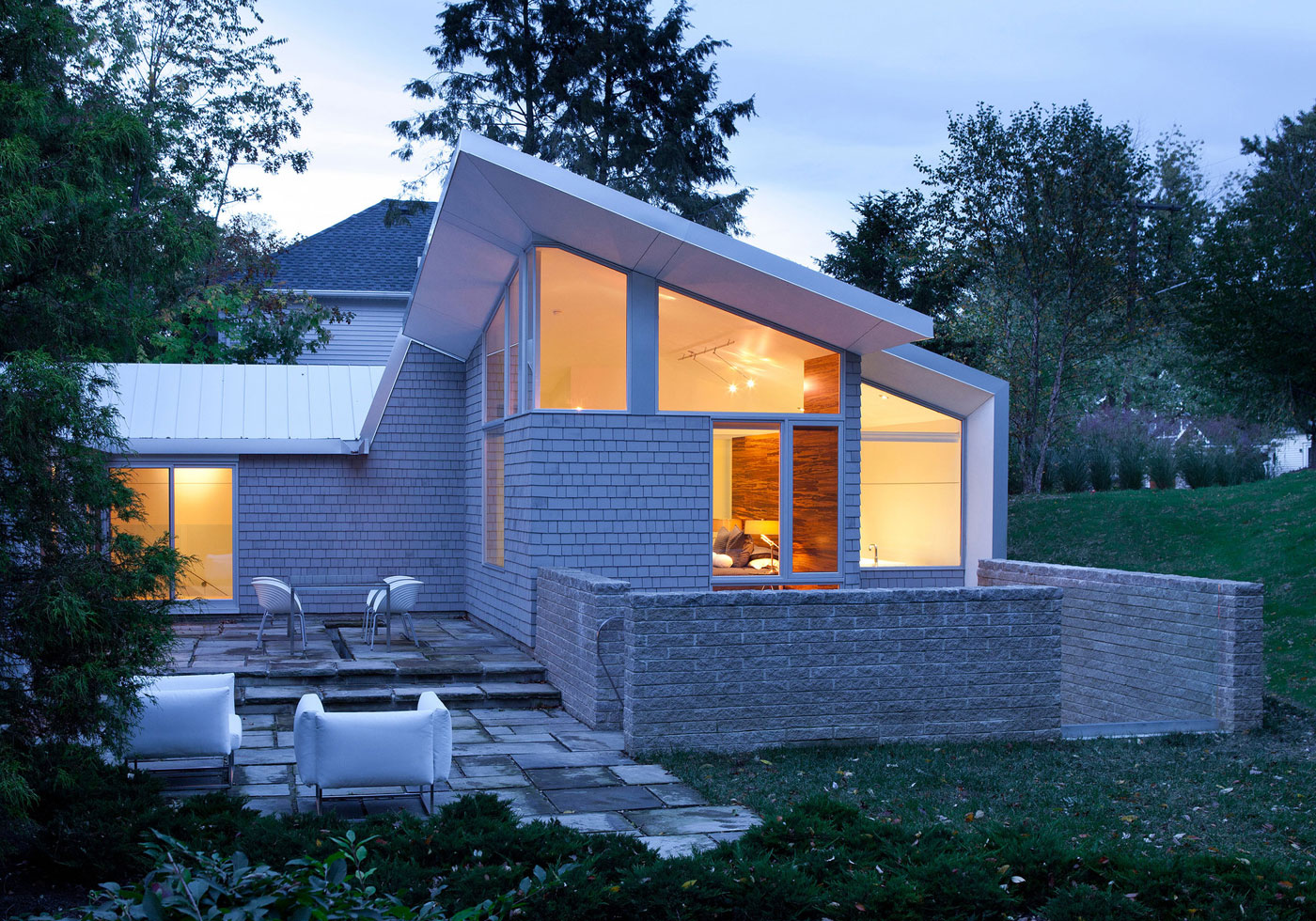 A Unique and Dramatic Home Characterized by Two Distinct Approaches in Bay Village by Robert Maschke Architects (10)