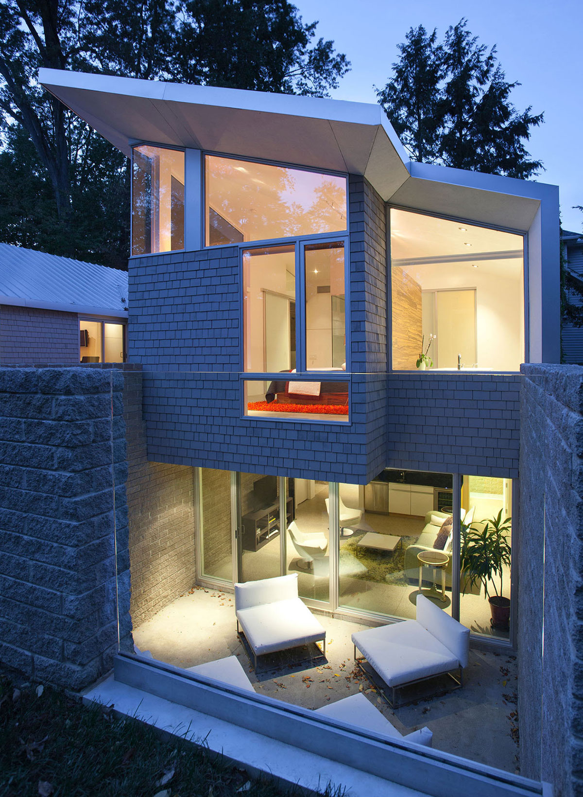 A Unique and Dramatic Home Characterized by Two Distinct Approaches in Bay Village by Robert Maschke Architects (12)