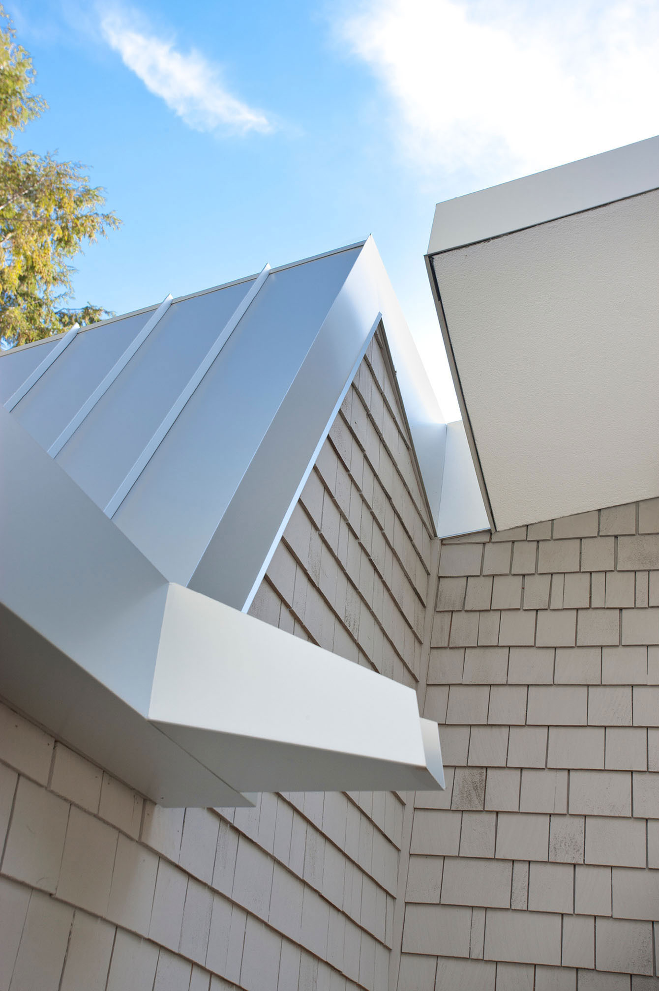 A Unique and Dramatic Home Characterized by Two Distinct Approaches in Bay Village by Robert Maschke Architects (3)