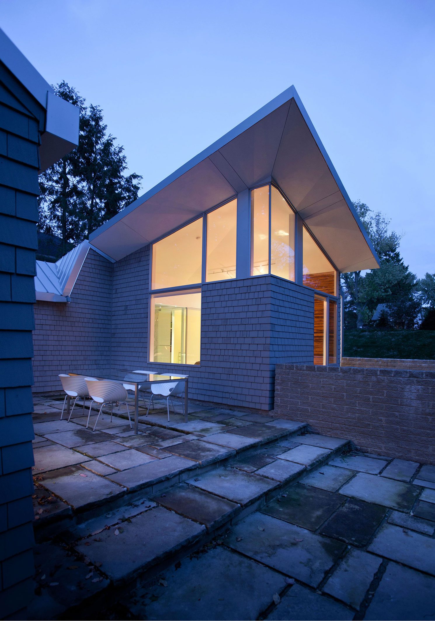 A Unique and Dramatic Home Characterized by Two Distinct Approaches in Bay Village by Robert Maschke Architects (9)