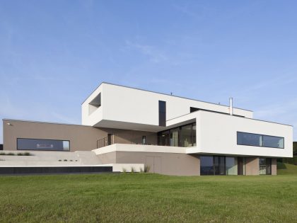 A Unique and Minimalist Contemporary Home with Splendid Panoramic View in Austria by Frohring Ablinger Architekten (1)