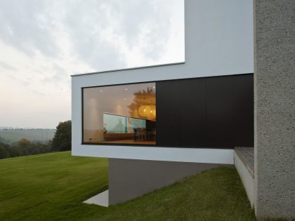 A Unique and Minimalist Contemporary Home with Splendid Panoramic View in Austria by Frohring Ablinger Architekten (10)