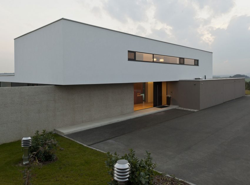 A Unique and Minimalist Contemporary Home with Splendid Panoramic View in Austria by Frohring Ablinger Architekten (11)