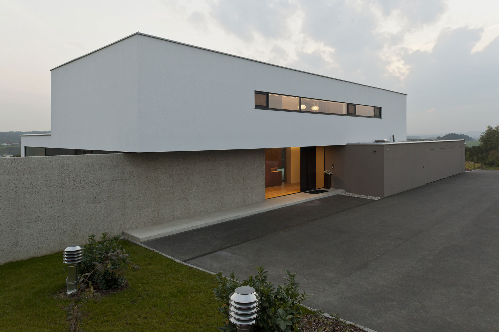 A Unique and Minimalist Contemporary Home with Splendid Panoramic View in Austria by Frohring Ablinger Architekten (11)