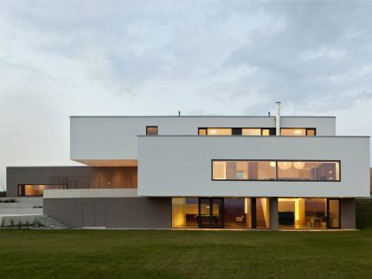 A Unique and Minimalist Contemporary Home with Splendid Panoramic View in Austria by Frohring Ablinger Architekten (12)