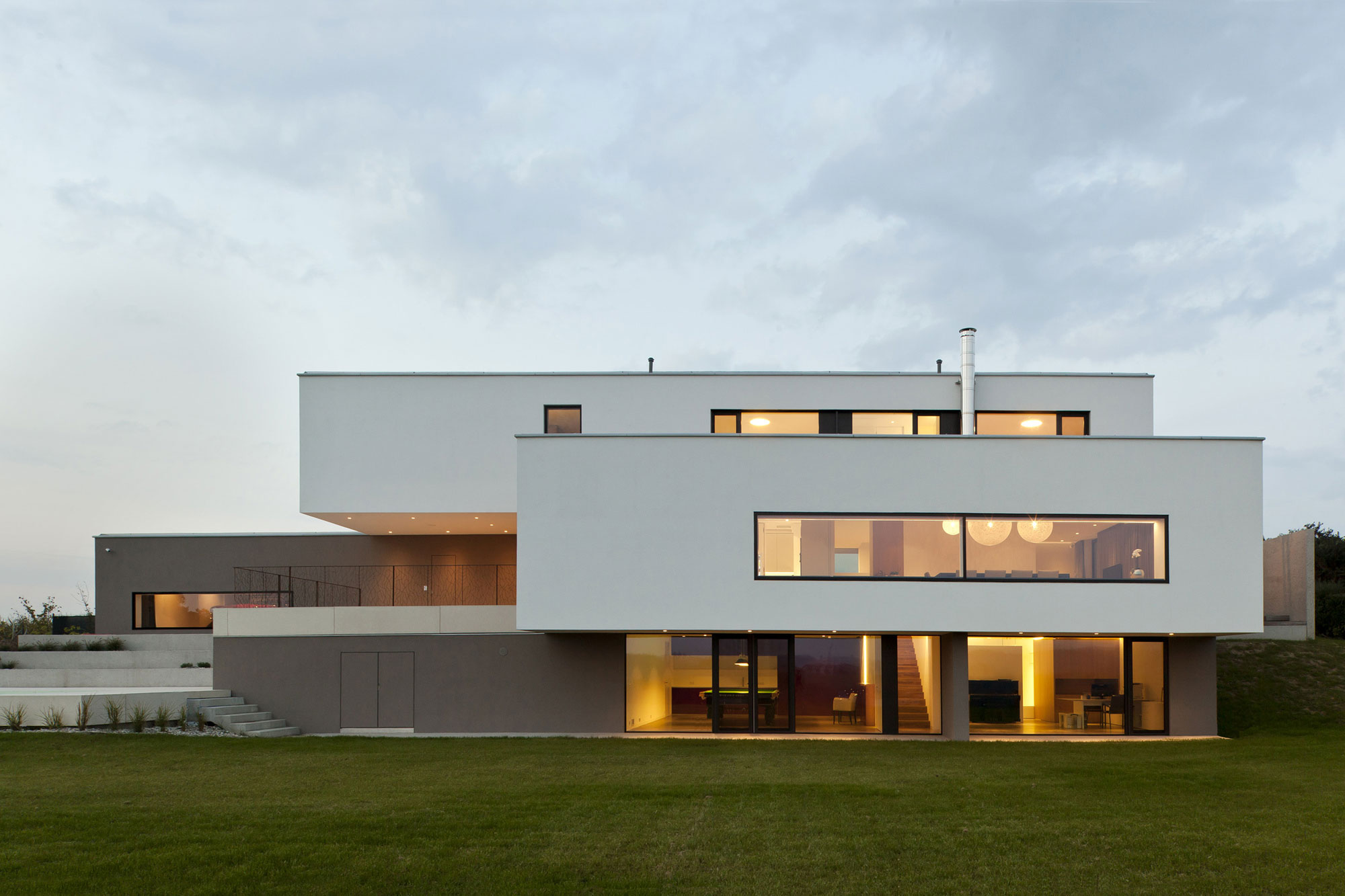 A Unique and Minimalist Contemporary Home with Splendid Panoramic View in Austria by Frohring Ablinger Architekten (12)