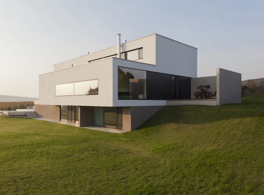 A Unique and Minimalist Contemporary Home with Splendid Panoramic View in Austria by Frohring Ablinger Architekten (2)