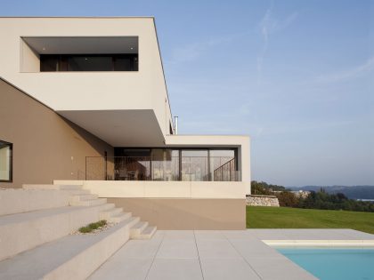 A Unique and Minimalist Contemporary Home with Splendid Panoramic View in Austria by Frohring Ablinger Architekten (3)