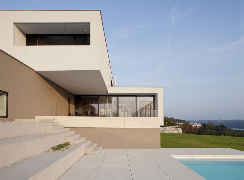 A Unique and Minimalist Contemporary Home with Splendid Panoramic View in Austria by Frohring Ablinger Architekten (3)