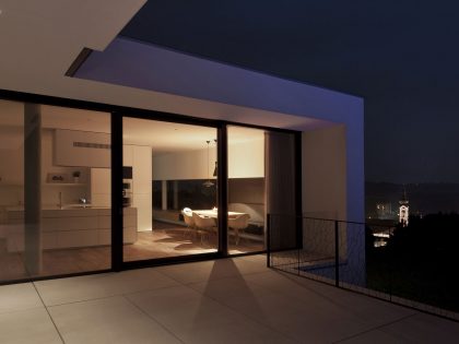 A Unique and Minimalist Contemporary Home with Splendid Panoramic View in Austria by Frohring Ablinger Architekten (9)