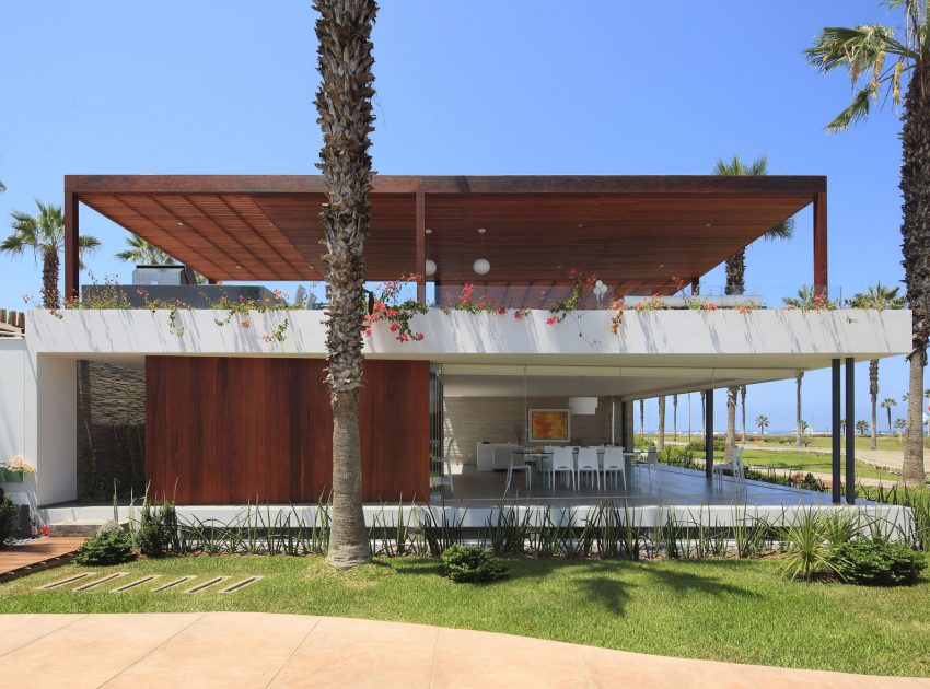 A Warm and Contemporary Cube-Shaped House Over the Surrounding Greenery in Cañete, Peru by Martín Dulanto Architect (1)