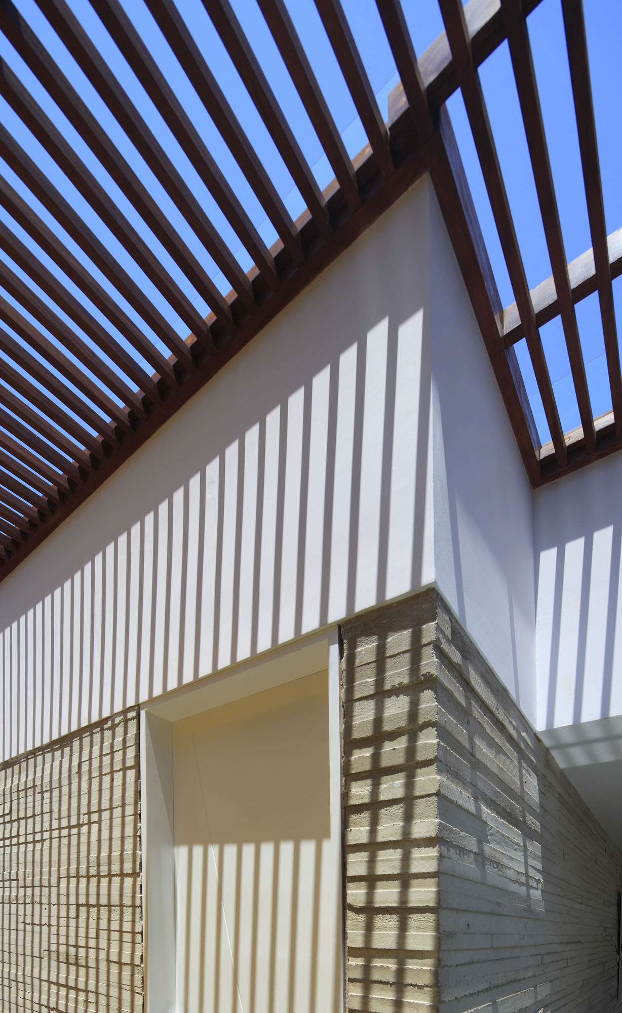 A Warm and Contemporary Cube-Shaped House Over the Surrounding Greenery in Cañete, Peru by Martín Dulanto Architect (11)