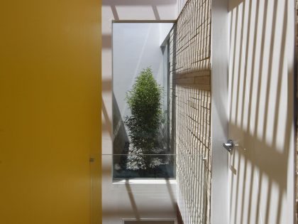 A Warm and Contemporary Cube-Shaped House Over the Surrounding Greenery in Cañete, Peru by Martín Dulanto Architect (12)