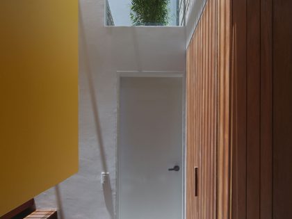 A Warm and Contemporary Cube-Shaped House Over the Surrounding Greenery in Cañete, Peru by Martín Dulanto Architect (13)