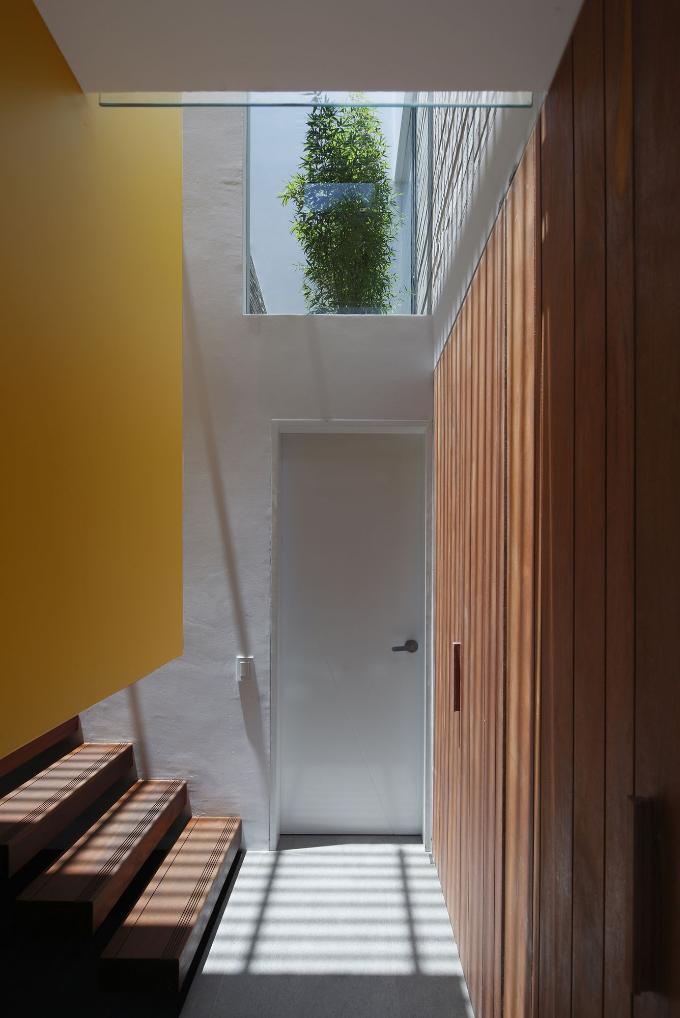 A Warm and Contemporary Cube-Shaped House Over the Surrounding Greenery in Cañete, Peru by Martín Dulanto Architect (13)