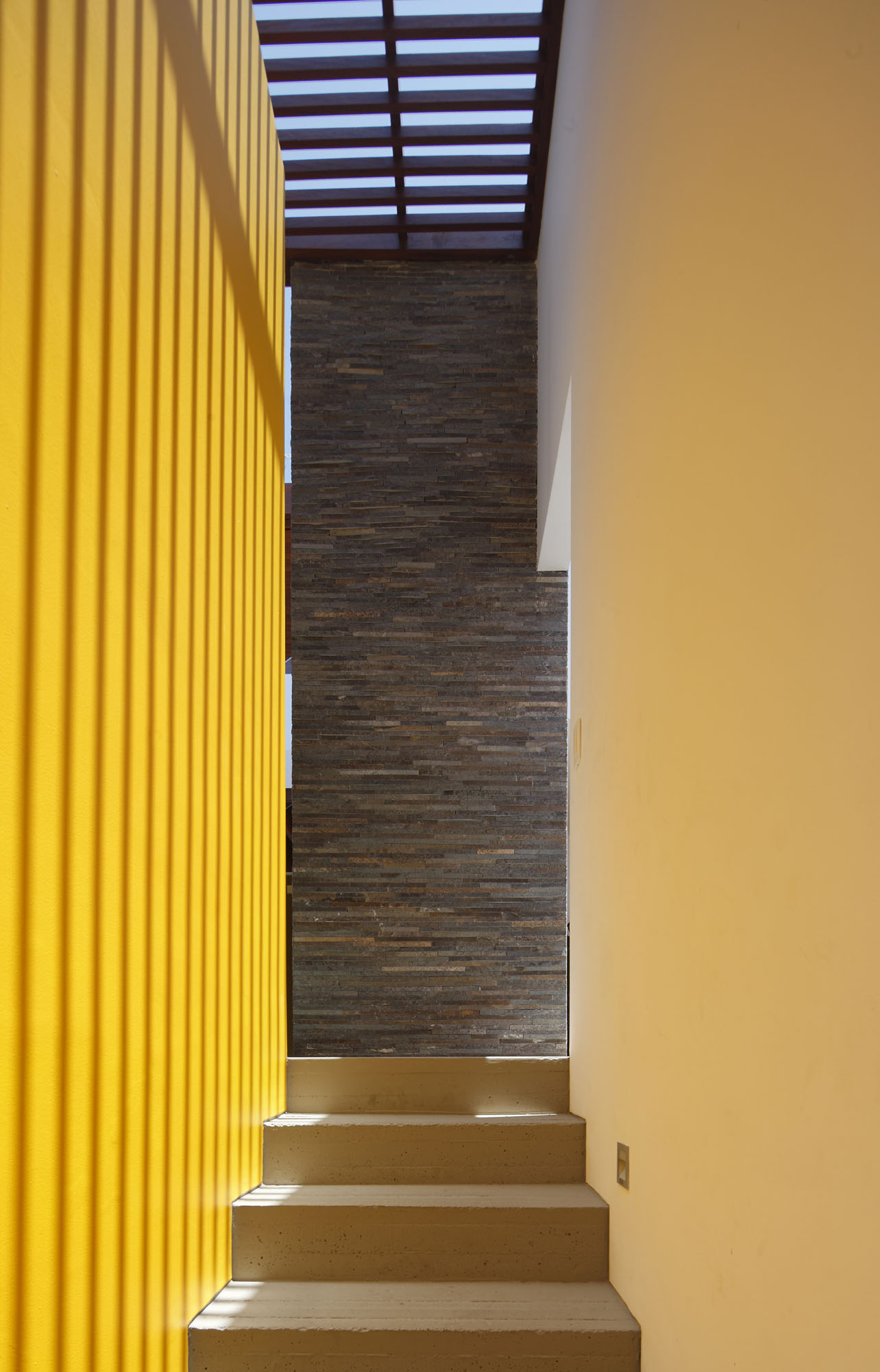 A Warm and Contemporary Cube-Shaped House Over the Surrounding Greenery in Cañete, Peru by Martín Dulanto Architect (14)